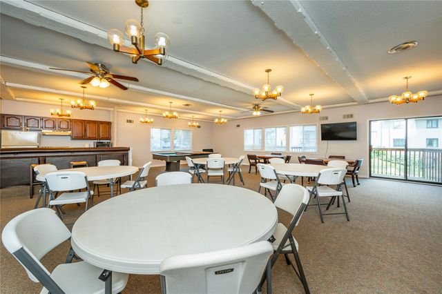 9547 University Avenue 23, Clive, IA 50325