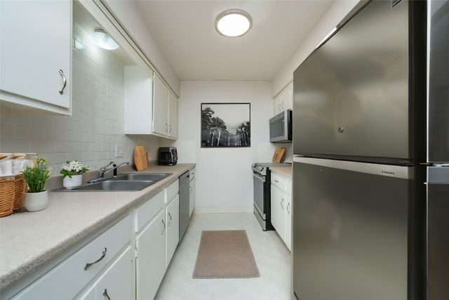 9547 University Avenue 23, Clive, IA 50325