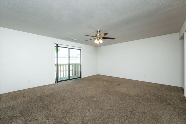 9547 University Avenue 23, Clive, IA 50325