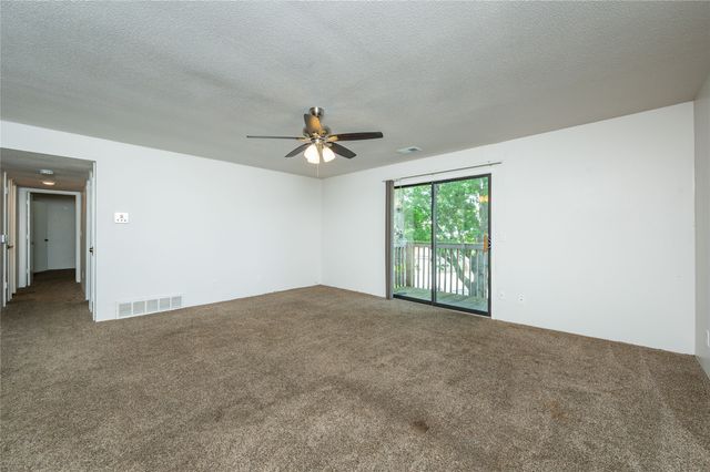 9547 University Avenue 23, Clive, IA 50325