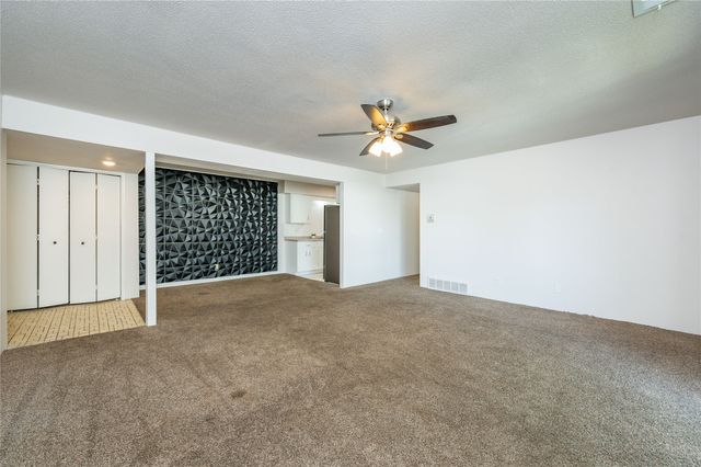 9547 University Avenue 23, Clive, IA 50325