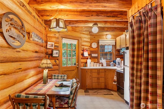 26 Mercer Road, Mazama, WA 98833