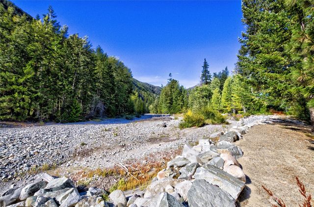 26 Mercer Road, Mazama, WA 98833