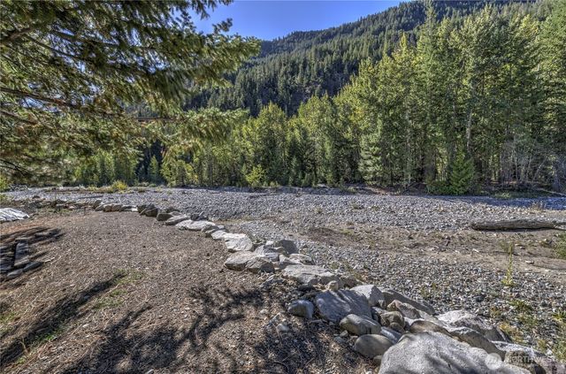 26 Mercer Road, Mazama, WA 98833