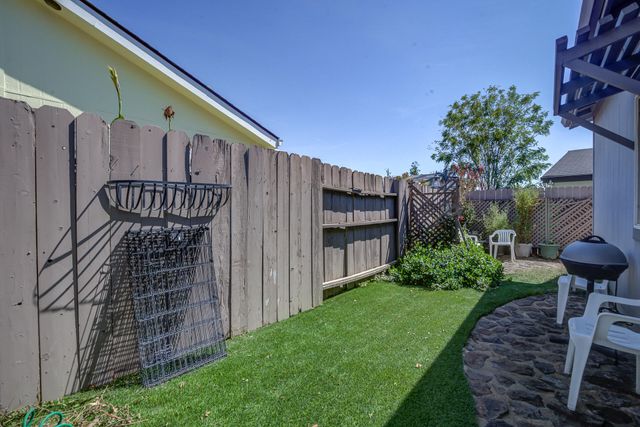 880 Tuberose Trail, Redding, CA 96003