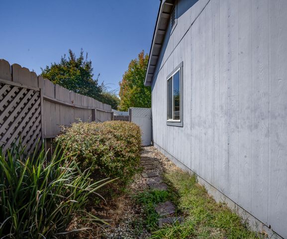 880 Tuberose Trail, Redding, CA 96003