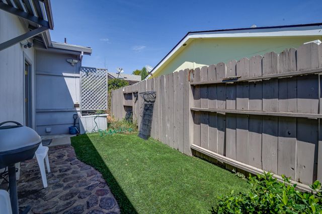 880 Tuberose Trail, Redding, CA 96003