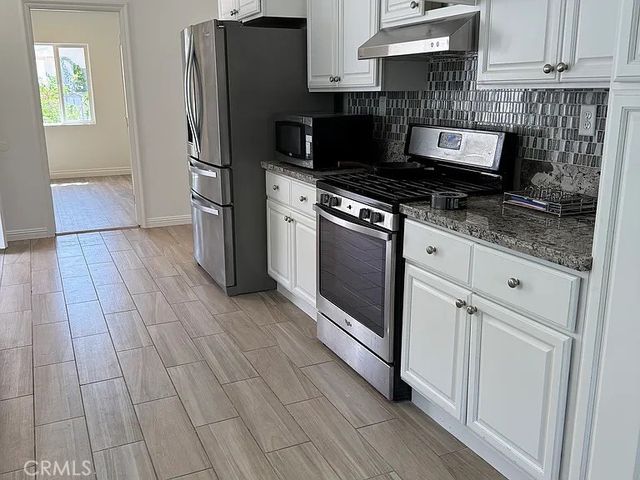 22522 Clarendon, Los Angeles, CA 91367