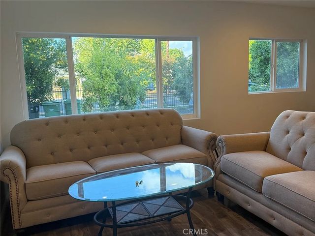 22522 Clarendon, Los Angeles, CA 91367