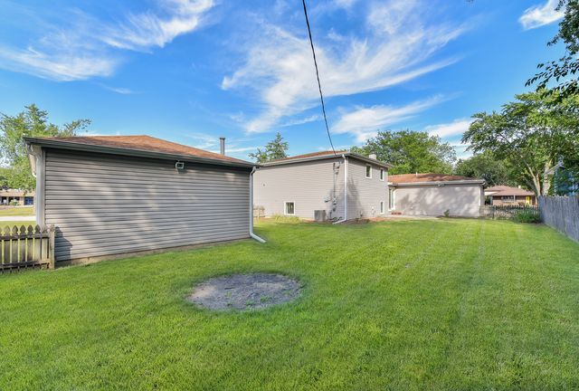 5S480 Campbell Drive, Naperville, IL 60563