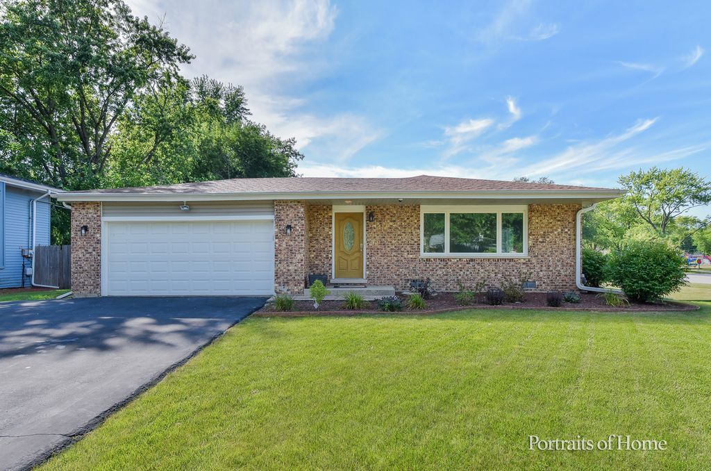5S480 Campbell Drive, Naperville, IL 60563
