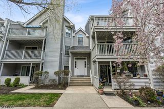 8 Quartz Ln, Paterson City, NJ 07501