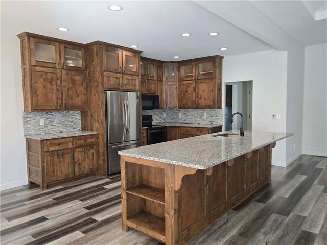 801 E Virginia Place, Clinton, MO 64735