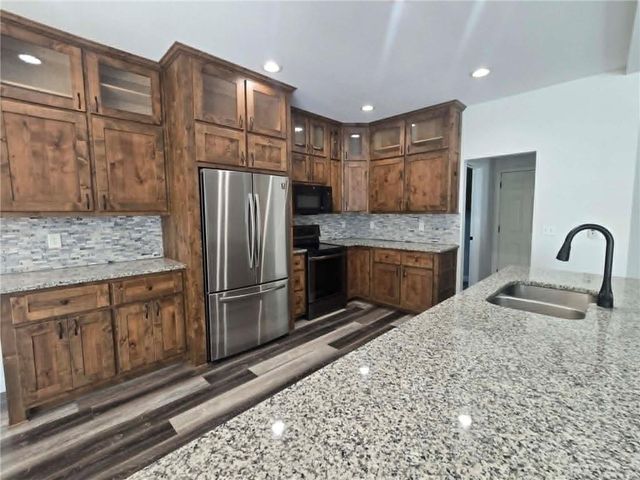 801 E Virginia Place, Clinton, MO 64735