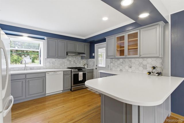 30033 Beacontree Street, Farmington Hills, MI 48331