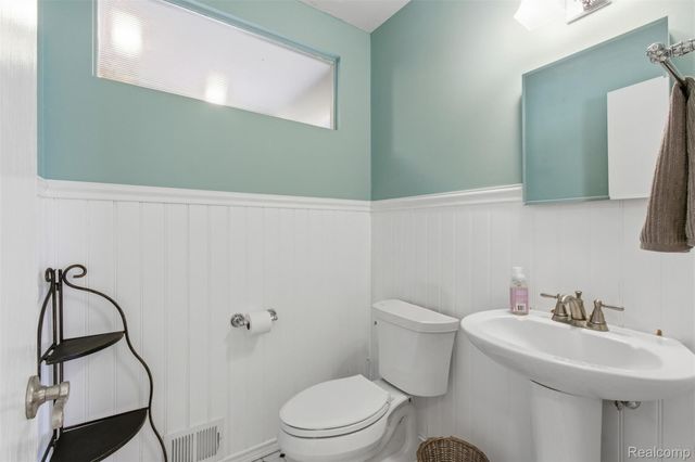 30033 Beacontree Street, Farmington Hills, MI 48331