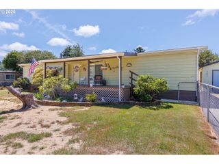 185 N 6TH St, Lakeside, OR 97449
