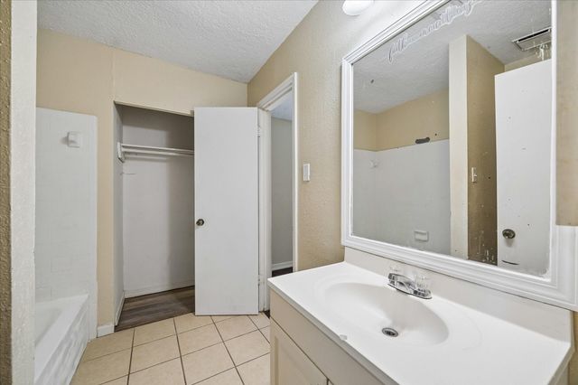 11906 Kingslake Forest Drive, Houston, TX 77044
