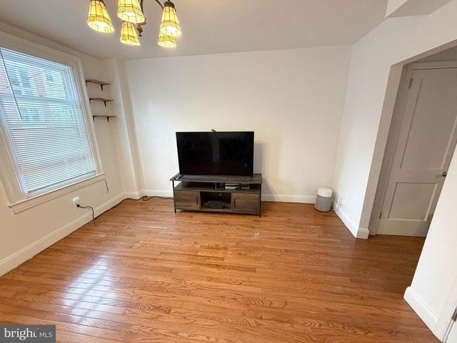 1943 WAVERLY ST, Philadelphia, PA 19146
