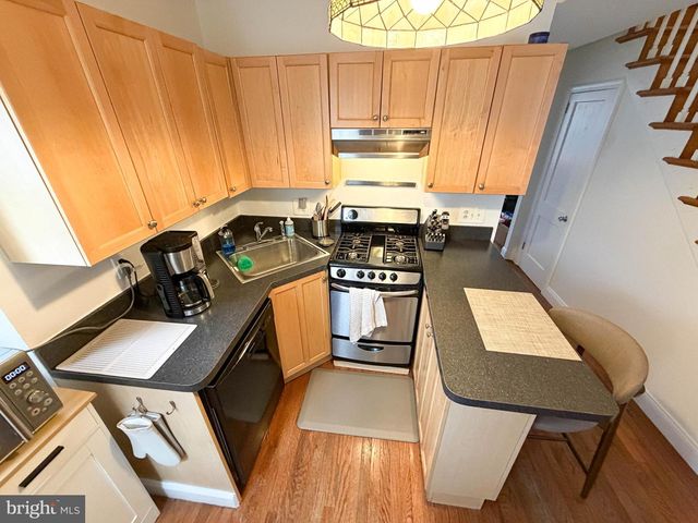 1943 WAVERLY ST, Philadelphia, PA 19146