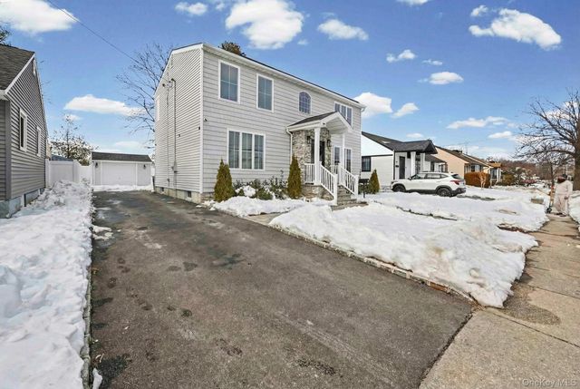 99 Kuhl Avenue, Hicksville, NY 11801