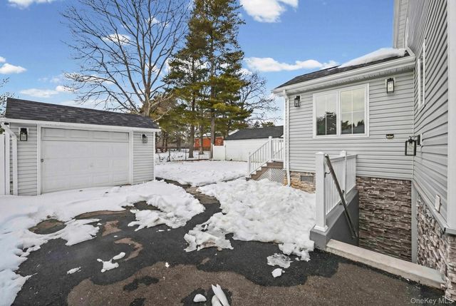 99 Kuhl Avenue, Hicksville, NY 11801