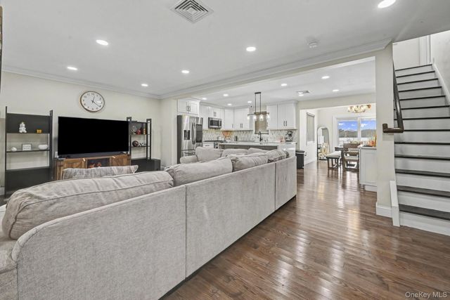 99 Kuhl Avenue, Hicksville, NY 11801