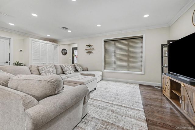 99 Kuhl Avenue, Hicksville, NY 11801