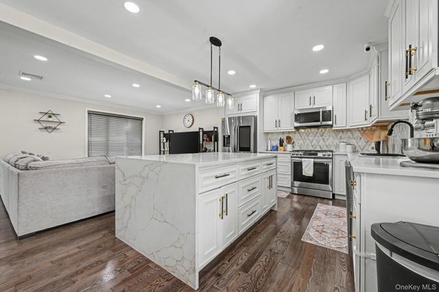 99 Kuhl Avenue, Hicksville, NY 11801