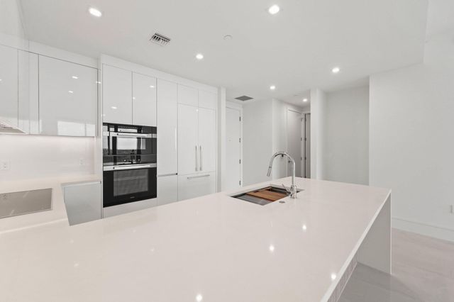 220 Lake Shore Drive 1121, Lake Park, FL 33403