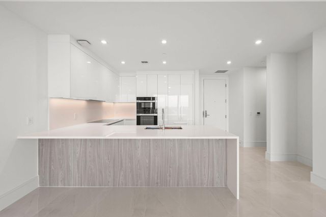 220 Lake Shore Drive 1121, Lake Park, FL 33403