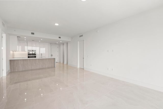 220 Lake Shore Drive 1121, Lake Park, FL 33403