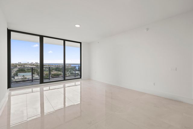 220 Lake Shore Drive 1121, Lake Park, FL 33403