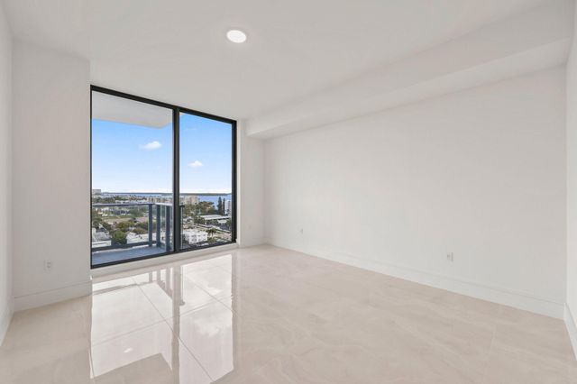 220 Lake Shore Drive 1121, Lake Park, FL 33403