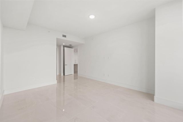 220 Lake Shore Drive 1121, Lake Park, FL 33403