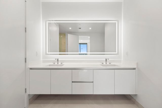 220 Lake Shore Drive 1121, Lake Park, FL 33403