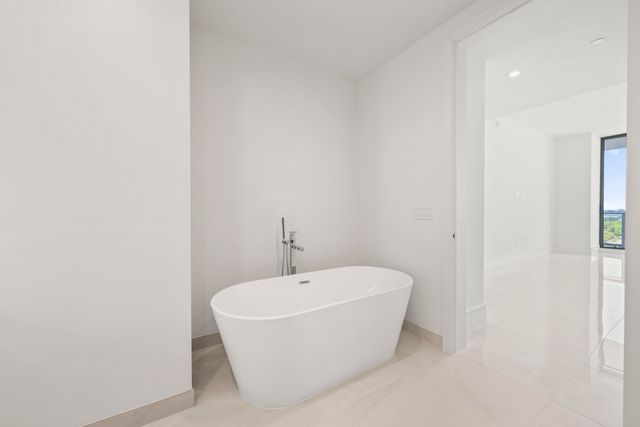 220 Lake Shore Drive 1121, Lake Park, FL 33403