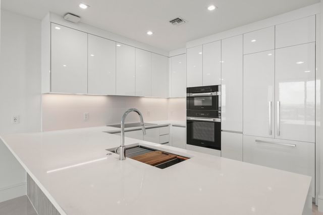 220 Lake Shore Drive 1121, Lake Park, FL 33403