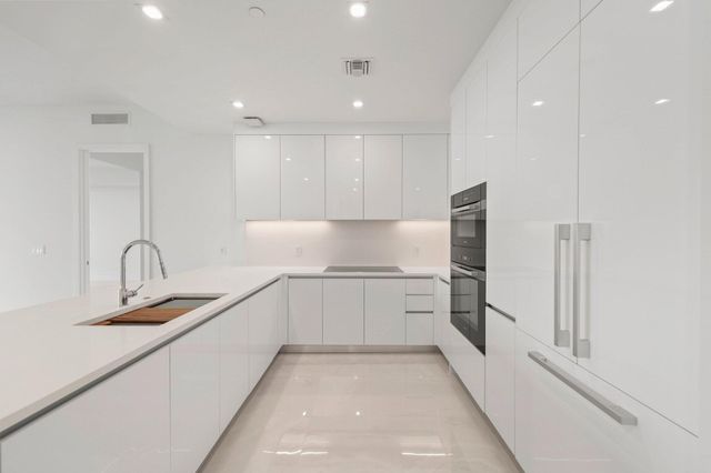 220 Lake Shore Drive 1121, Lake Park, FL 33403