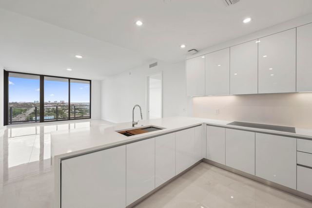 220 Lake Shore Drive 1121, Lake Park, FL 33403