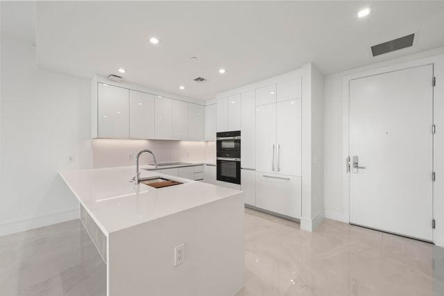 220 Lake Shore Drive 1121, Lake Park, FL 33403