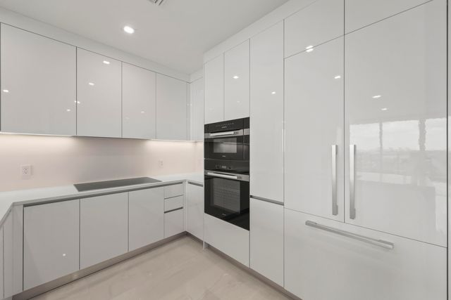 220 Lake Shore Drive 1121, Lake Park, FL 33403