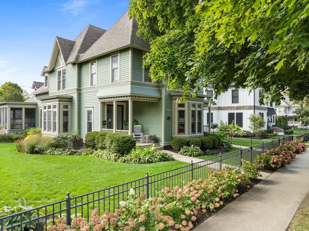 920 Geneva STREET, Lake Geneva, WI 53147