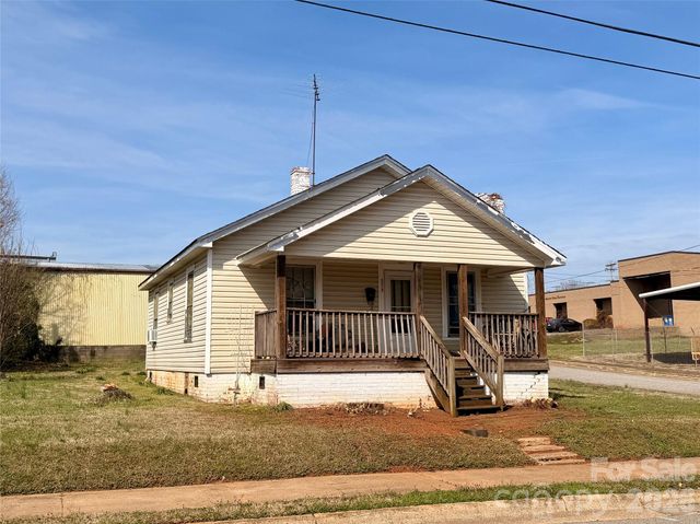 216 N Brady Avenue, Newton, NC 28658