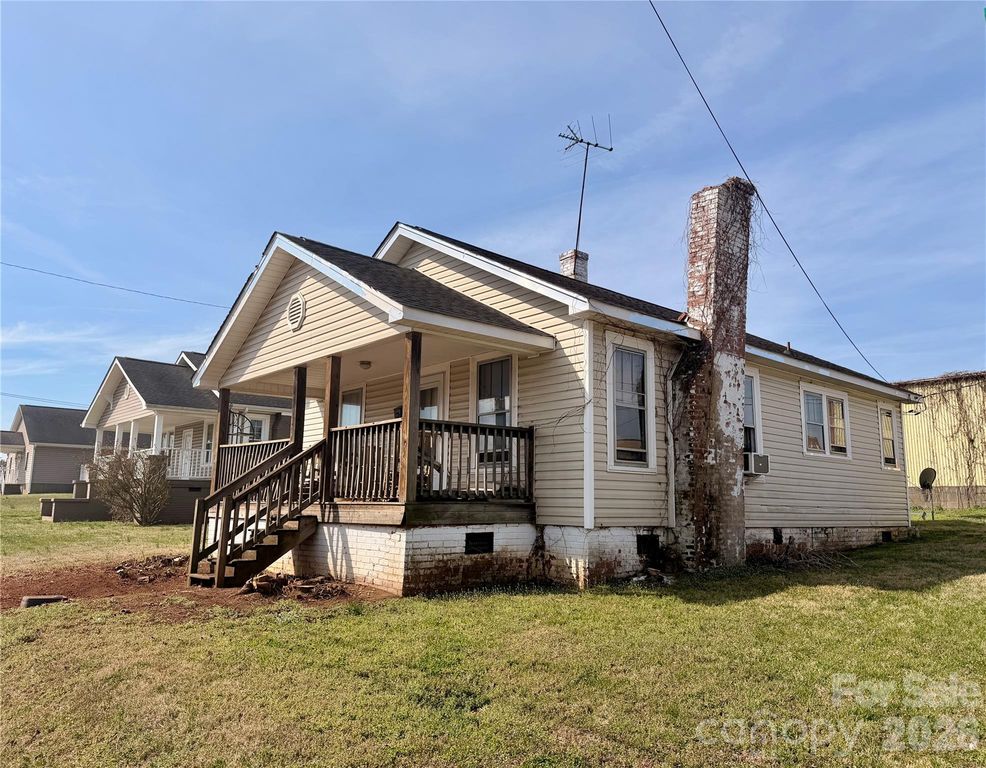 216 N Brady Avenue, Newton, NC 28658