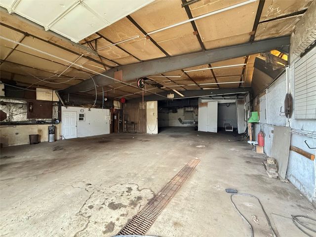 8610 PERRY Highway, Erie, PA 16509