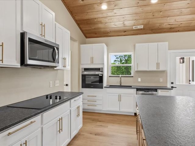 1461 Little Swan Creek, Hohenwald, TN 38462