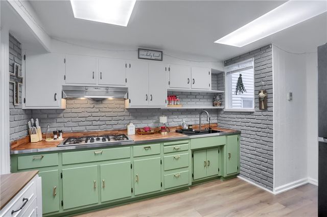 501 Summit Ave, Ellwood City, PA 16117