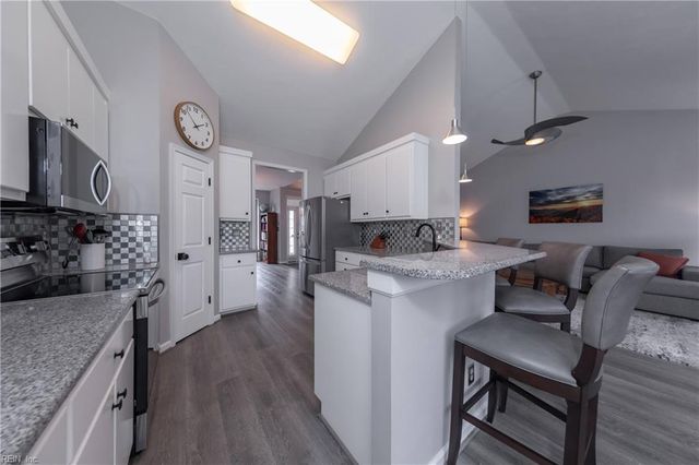 13152 Fox Chase CT, Carrollton, VA 23314