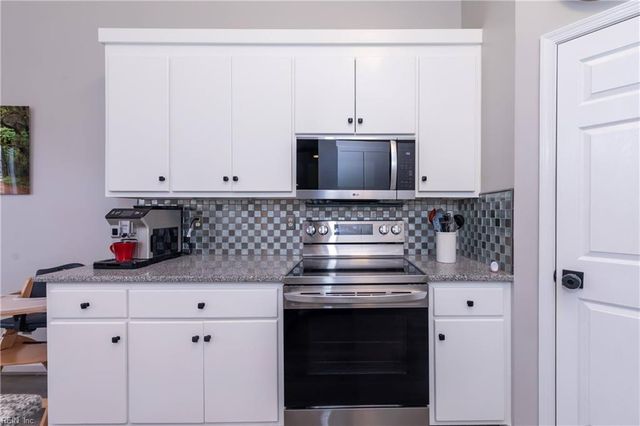 13152 Fox Chase CT, Carrollton, VA 23314